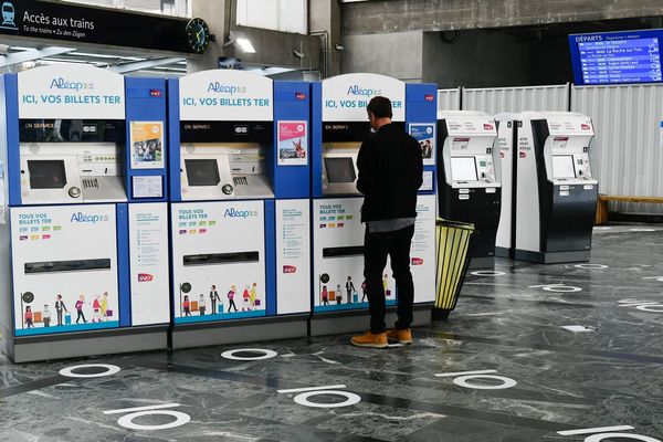 Les transports publics à l'épreuve du covid-19, services réduits, port du masque obligatoire, accès limité dans les trains, distanciation physique marquée au sol comme ici en gare SNCF de Nantes