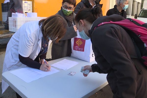 Le CROUS a distribué 200 paniers à Perpignan ce 15 décembre aux étudiants.