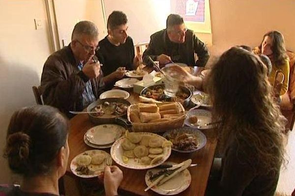 Les membres de cette famille réunis autour d'un plat typique irakien