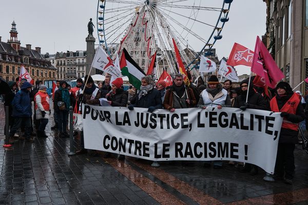 Légende : La Ligue des droits de l’Homme prend la parole au rassemblement contre la loi immigration. © Alice Gosselin