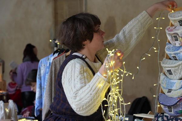 Le stand de Biche Please en pleine préparation au marché de créatrices et de créateurs à Besançon 2023.