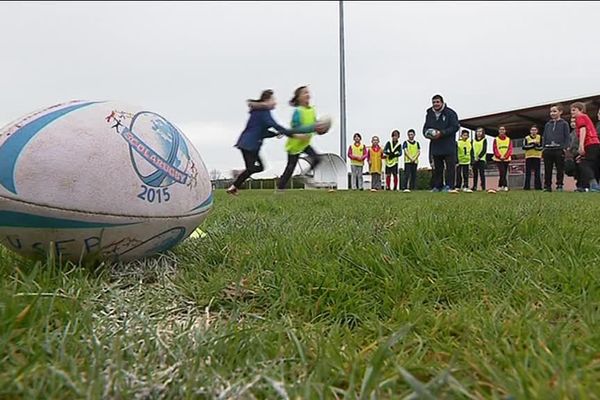 Plus de 200 écoliers de CM1 et CM2 de Saint-Léonard se sont frottés au ballon ovale, stade Raymond Poulidor à