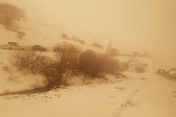 Plusieurs véhicules se sont retrouvés bloqués, ce samedi 30 mars, dans le col du Lautaret, qui relie l'Isère aux Hautes-Alpes.