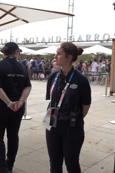 Des agents de sécurité privé devant le stade de Roland-Garros.