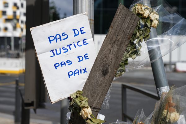 Message déposé sur le site où Nahel a été abattu par la police, dans la banlieue parisienne de Nanterre, le 5 juillet 2023.