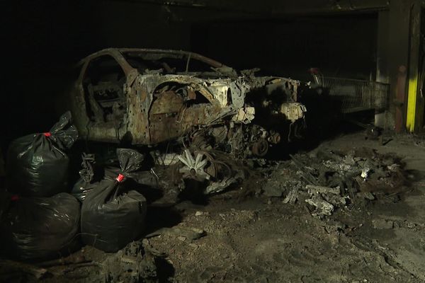 C'est cette voiture, clairement visée par les incendiaires, qui s'est consumée en premier, provoquant ensuite le sinistre de près de 160 véhicules. 