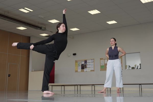 Nolwenn et Louise répètent un développé arabesque, une des figures imposées pour le concours européen de la Confédération nationale de danse.