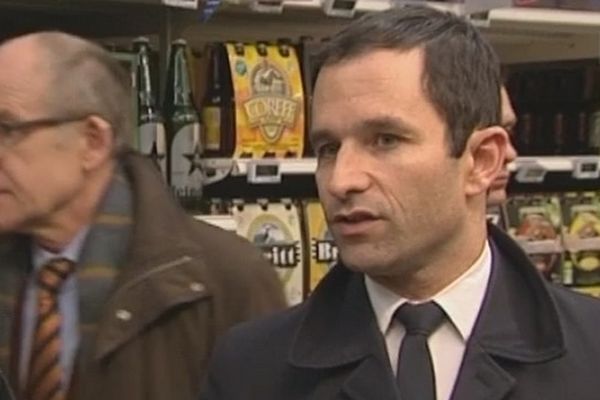 Benoit Hamon dans une grande surface de St Sébastien sur Loire, près de Nantes le 27 décembre 2012