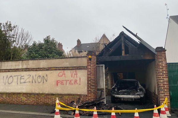 Le domicile du député Pascal Bois, tagué et avec un véhicule incendié, le 29 décembre 2021 à Chambly.