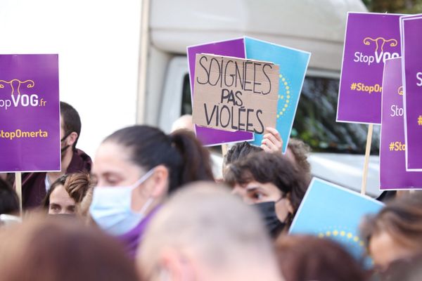 Un rassemblement contre les violences gynécologiques devant l’hôpital Tenon de Paris, organisé le 2 octobre 2021 suite à l’ouverture d’une enquête pour viol le 28 septembre 2021 contre le professeur Emile Daraï.