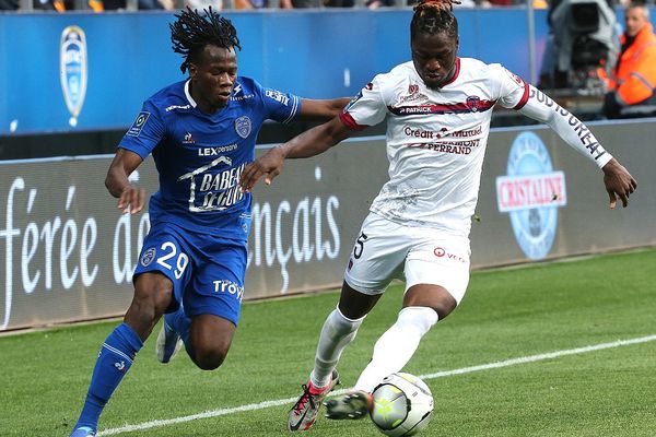 Issa Kabore sous les couleurs de Troyes (ici à gauche), lors d'un match contre Clermont, le 20 avril 2022.