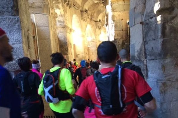 Urban trail de Nîmes : les coureurs dans les arènes le 21 février 2016