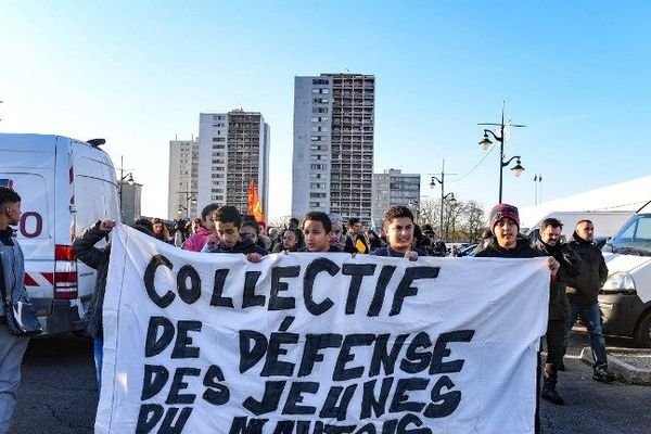 Une centaine de personnes ont défilé mercredi pour dénoncer l'interpellation la semaine dernière de 151 jeunes à Mantes-la-jolie.