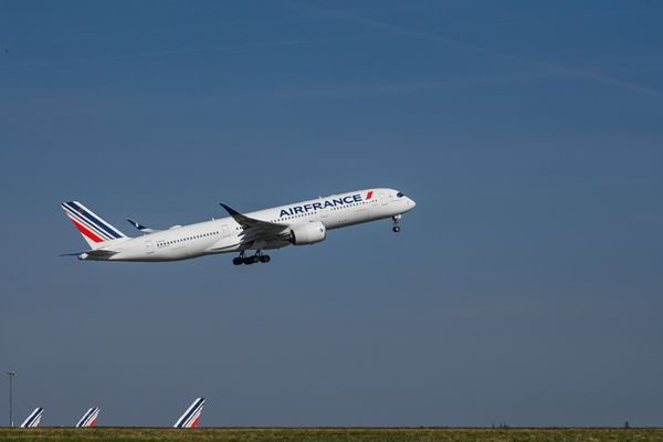 Un Airbus A350 d'Air France a été contraint de faire demi-tour 30 minutes après son décollage de l'aeroport de Rossy-Charles-Gaulle lundi 18 mars. L’avion avait déclenché le code 7700 qui permet de signaler une situation de détresse.