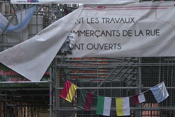 Les commerçants de la rue de la Boucherie à Limoges sont ouverts malgré les travaux et l'imposant échafaudage.