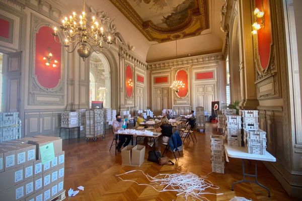 La mise sous pli a commencé à l'hôtel de ville de Poitiers