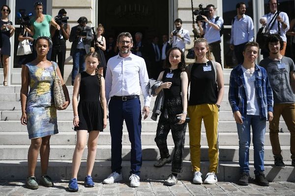 Alicia Arquetoux (à gauche) avec les jeunes militants pour le climat reçus, autour de Greta Thunberg, à l'Assemblée nationale le 23 juillet 2019