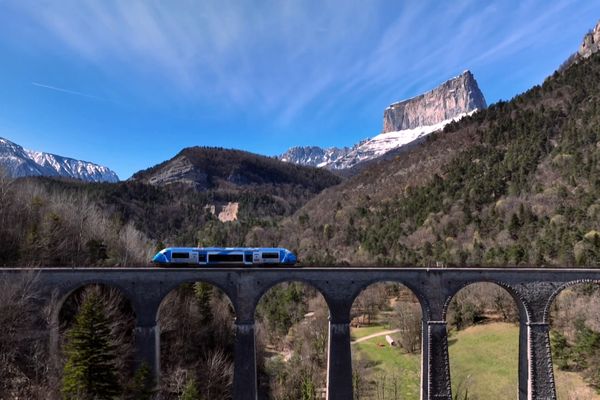 Le long d’une des plus belles lignes SNCF de France, au pied du célébrissime Mont Aiguille...