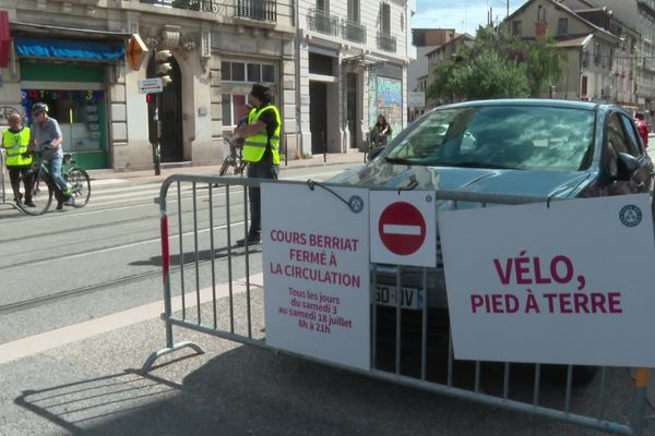 Plusieurs secteurs ont été piétonnisés temporairement à Grenoble pour la période estivale, notamment le Cours-Berriat.