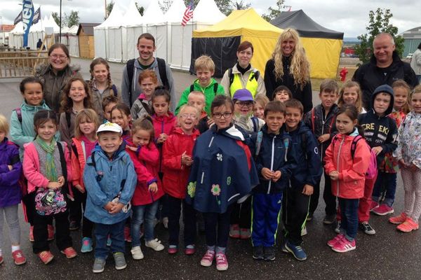 Les enfants du centre Accueil Loisirs de Plesnois (57) sur la promenade de Ballonville Public, juste avant l'arrivée du soleil;