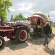 Un tracteur et une roulotte, un moyen de transport vers le bonheur simple