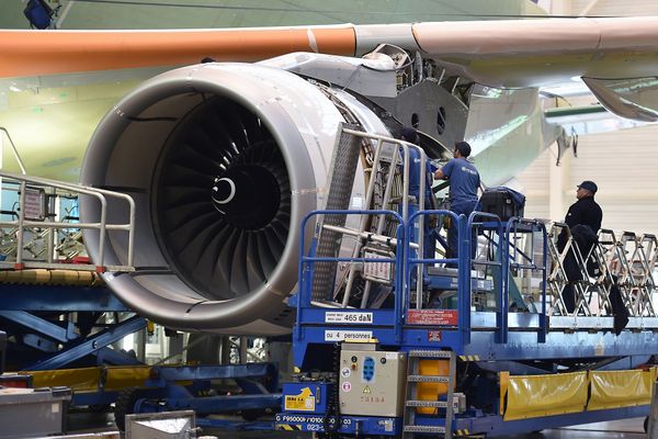 Des techniciens sur la chaîne d'assemblage du Beluga XL, sur le site d'Airbus à Blagnac.