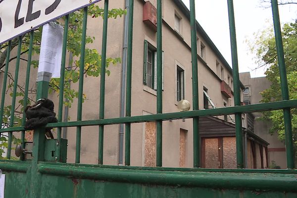 Le bâtiment squatté par des migrants, à Fontaine-lès-Dijon (Côte-d'Or)