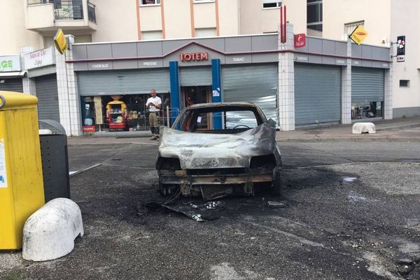 La tentative de braquage à la voiture bélier a eu lieu vers 4 heures du matin ce vendredi 6 juin 2018. Les auteurs ont incendié la voiture avant de prendre la fuite.