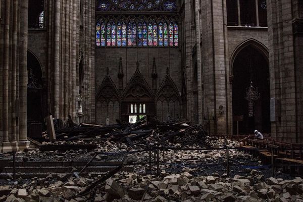 L’intérieur dévasté de Notre-Dame de Paris, mardi, le lendemain de l’incendie partiel de la cathédrale.