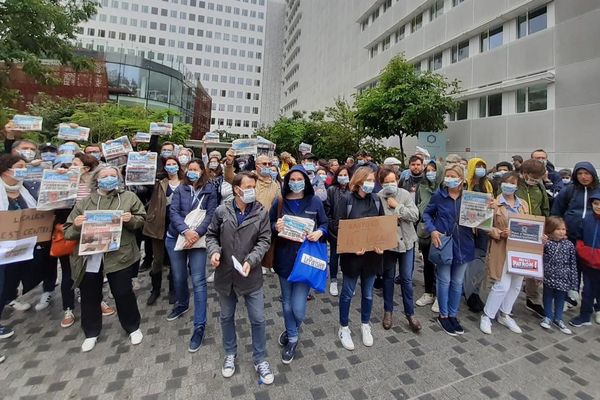 Des journalistes de la rédaction se sont rassemblés jeudi 4 juin devant le siège du Parisien pour demander le retour des éditions locales