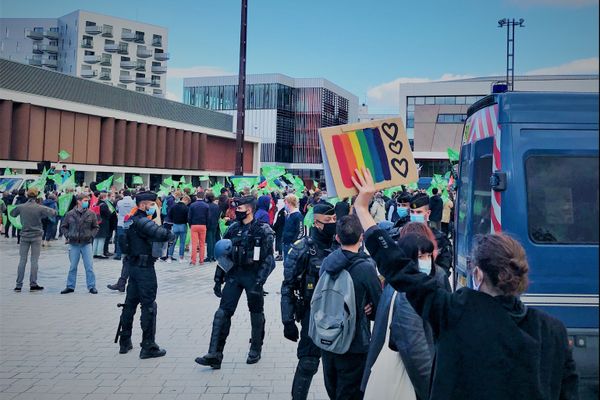 Bioéthique : manifestation et contre-manifestation sous haute sécurité à Rennes