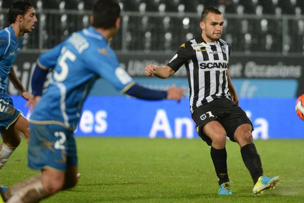 Rian Frikeche marque pour le SCO Angers à la 7ème minute contre Arles-Avignon