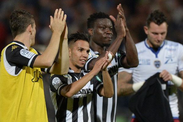 Les joueurs du SCO Angers se félicitent après leur victoire à domicile contre Troyes (1-0).