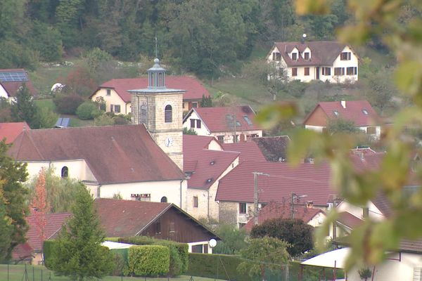 Une partie des faits présumés se seraient passés dans le village de Vorges-les-Pins, où le mis en cause a été longtemps maître d'école.