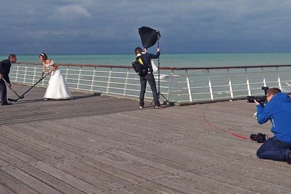 Séance de photo d'un mariage sur la plage de Veules les Roses (Seine-Maritime) / Archives