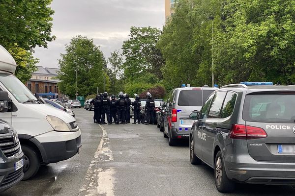 Des policiers déployés en nombre à Sevran, le 5 mai 2024, après le double homicide.