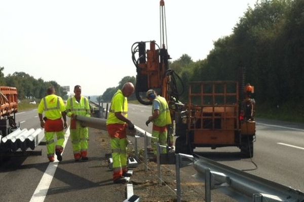 Remise en état des glissières de sécurité sur la N157 à Etrelles suite à l'accident