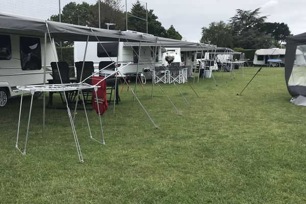 Des gens du voyage se sont installés illégalement sur un terrain de foot Escoublac  à la Baule, il y a une quinzaine de jours.