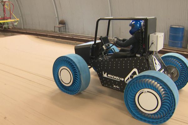 Près de Clermont-Ferrand, Michelin teste ses pneus lunaires dans son centre de recherche de Ladoux.