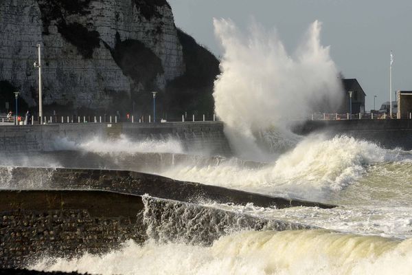 La tempête Eunice le 18 février sur le front de mer à St Valéry en Caux