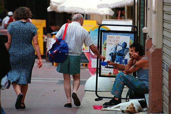 Christian Estrosi a pris un arrêté le 13 juin interdisant la mendicité entre 9 h et 14 h et de 16 h à 19 h, dans certaines rues et sur certaines plages.