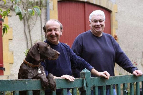 Patrick, Jean-Luc Zawada et leur chien Wannou luttent à leur manière contre la solitude durant les fêtes de fin d'année.