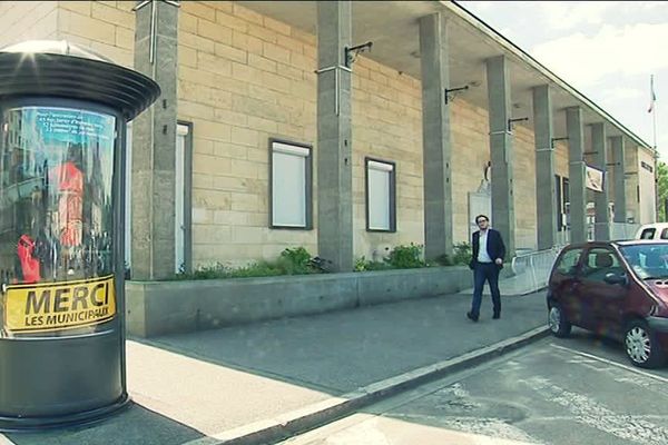 La campagne d'affichage "merci les municipaux" devant la mairie de Gisors