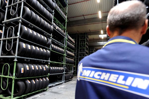 Michelin annonce un bénéfice net de 12,8% en 2015 et versera un dividende de 2,85 euros par action cette année, contre 2,50 euros en 2015. 