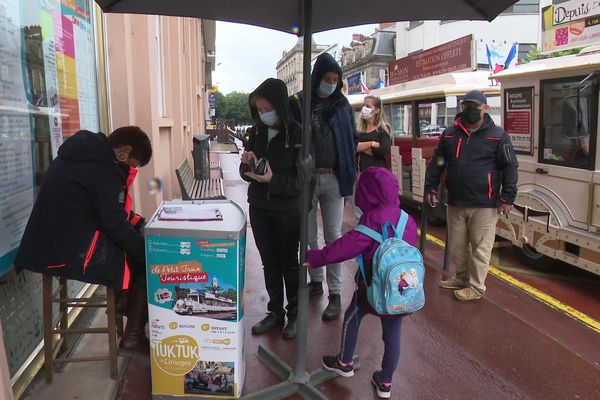 Des touristes au quartier de la cathédrale à Limoges pour profiter du petit train