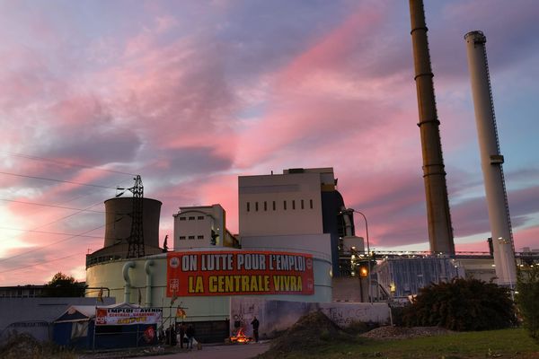 Mardi 12 octobre au petit matin, une centaine de salariés "mettent sous protection" la centrale thermique de Gardanne