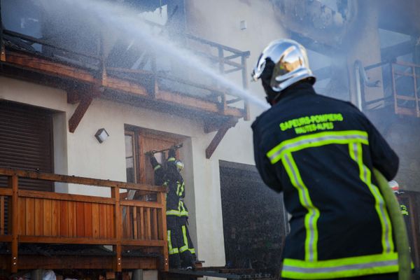 Des sapeurs-pompiers volontaires en pleine intervention à Briançon, dans les Hautes-Alpes, en novembre 2023.