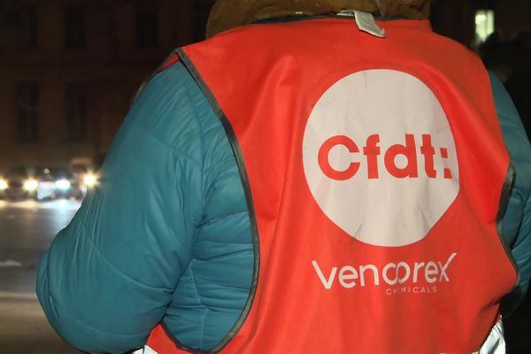 Une cinquantaine de salariés de Vencorex se sont rassemblés devant la préfecture de l'Isère au soir du 4 novembre 2024 pour alerter sur l'avenir de la plateforme chimique.