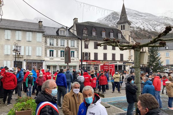 Inquiétude et colère des professionnels de la montage ce mercredi 9 décembre à Laruns contre la fermeture des remontées mécaniques. 