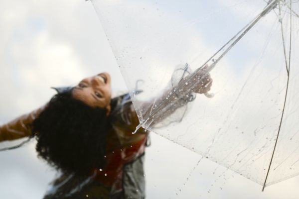 Gardez le sourire avec le parapluie.